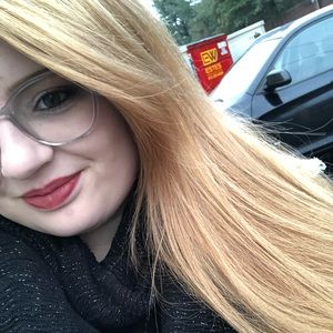 Meet your Posher, Caitlin